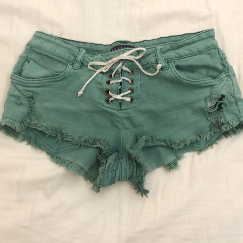 Size 28 lace up billabong short shorts